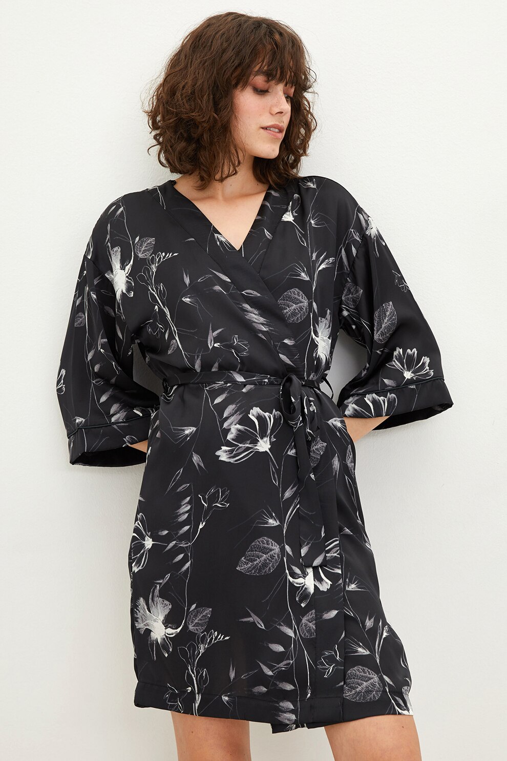 LC WAIKIKI, Halat de satin cu imprimeu floral, Negru/Alb