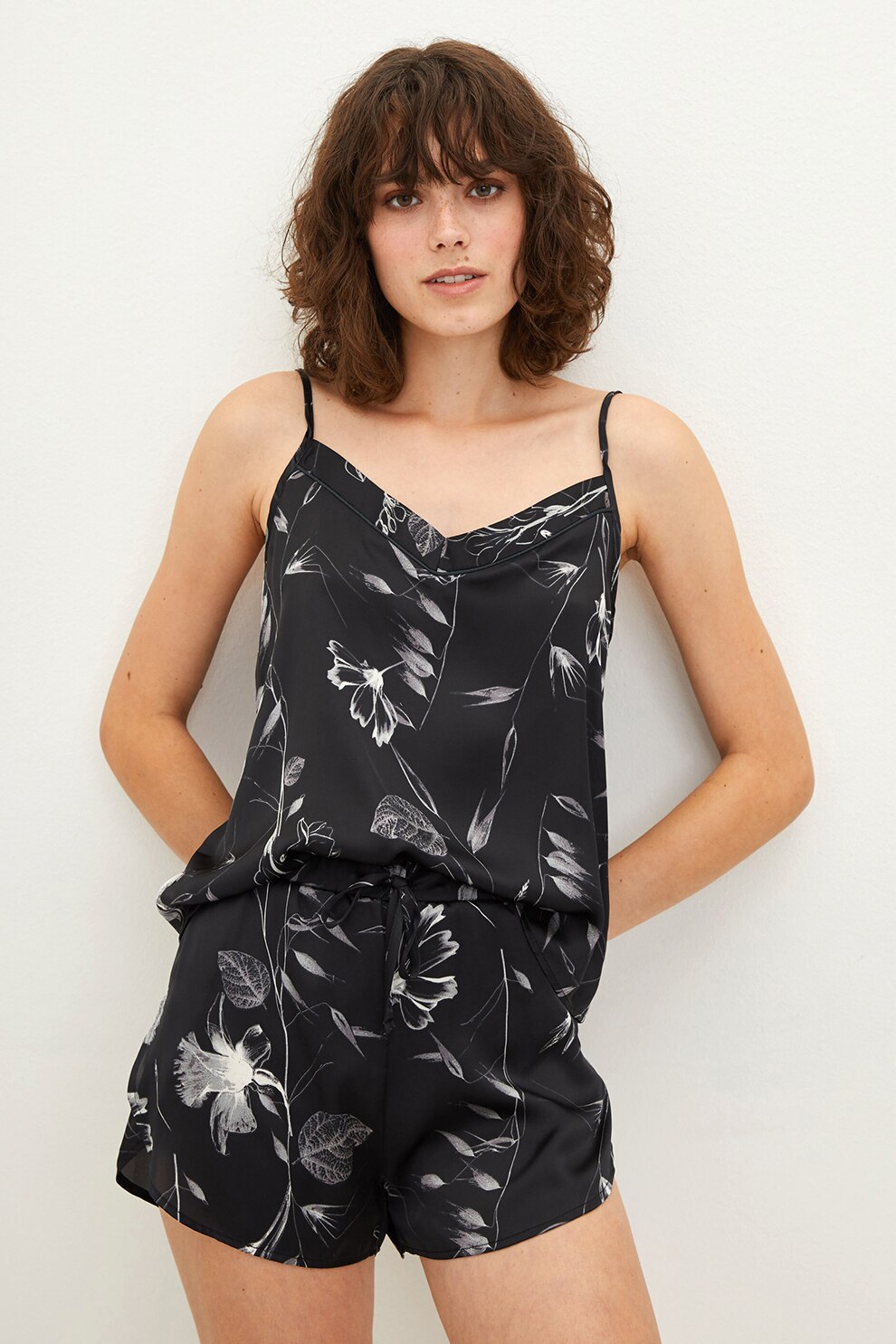 LC WAIKIKI, Pantaloni scurti de pijama din satin cu imprimeu floral, Negru/Alb