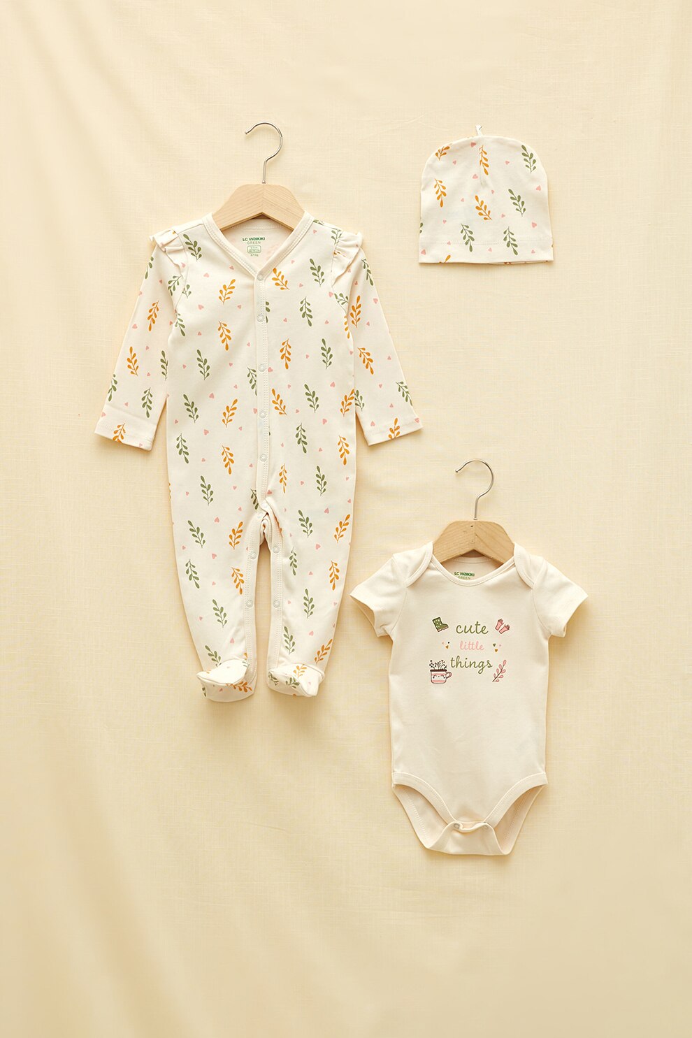 LC WAIKIKI, Set de body, salopeta cu botosei si caciula - 3 piese, Crem