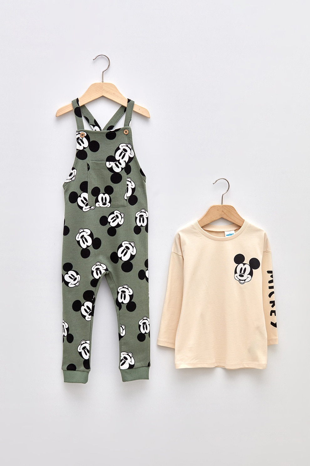 LC WAIKIKI, Set de bluza si salopeta Mickey Mouse Print - 2 piese, Verde feriga/Bej