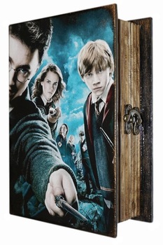 Cutie de bijuterii tip carte decorata si pictata manual prin tehnici mixte, Serena, Harry Potter, Luna Cutie de bijuterii tip carte decorata si pictata manual prin tehnici mixte, Serena, Harry Potter, Luna