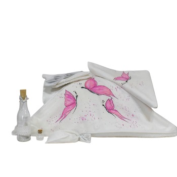 Set botez pictat alb 7 piese- Trusou biserica Fluturi roz- Odorul Mamei Set botez pictat alb 7 piese- Trusou biserica Fluturi roz- Odorul Mamei