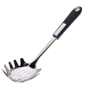 Polonice, linguri si clesti de bucatarie