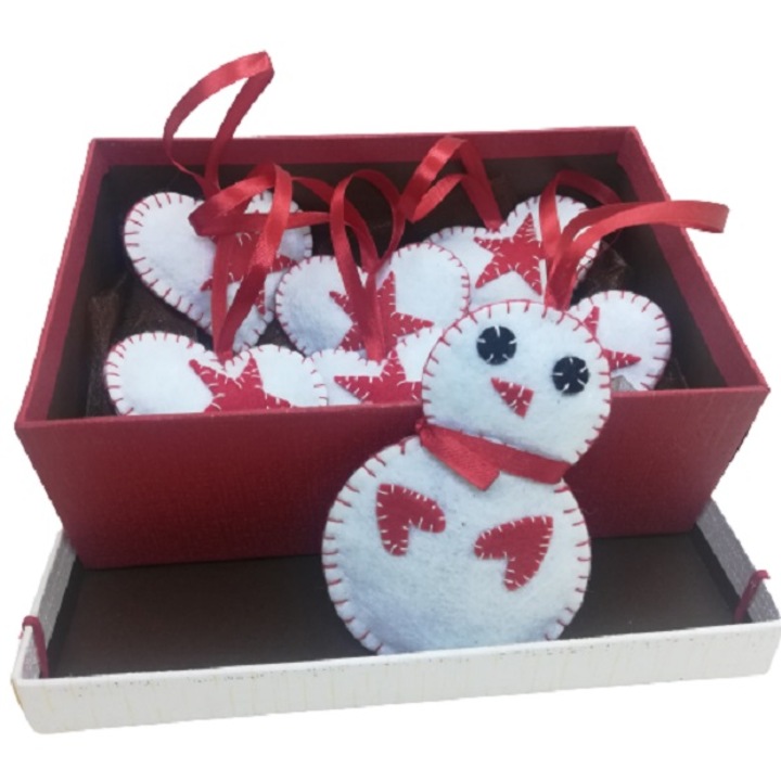 Set 7 decoratiuni de Craciun Crisandahandmade, multicolor, model om de zapada, cu umplutura din lavanda, in cutie cadou