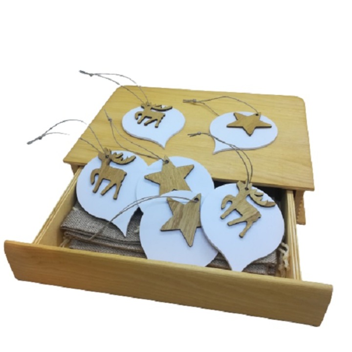 Set 6 globuri de Craciun Crisandahandmade, multicolor, model stelute si reni, in cutie de lemn si saculeti textili cadou