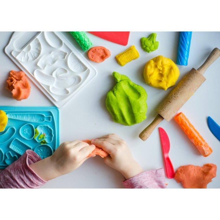 Пластилин за моделиране Ecada, 12 цвята, 100 g, включени 10 фигури, опакован в блистер