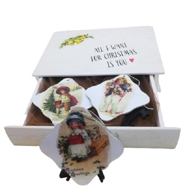 Set 3 globuri de Craciun Crisandahandmade, multicolor, model decoupage cu copii, in cutie de lemn decorata