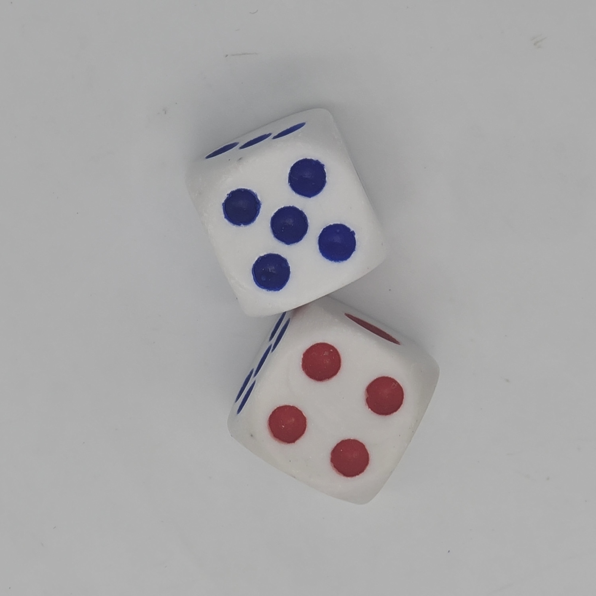 Set 2 zaruri, 10 mm, albe cu puncte albastre si Dalimag - eMAG.ro