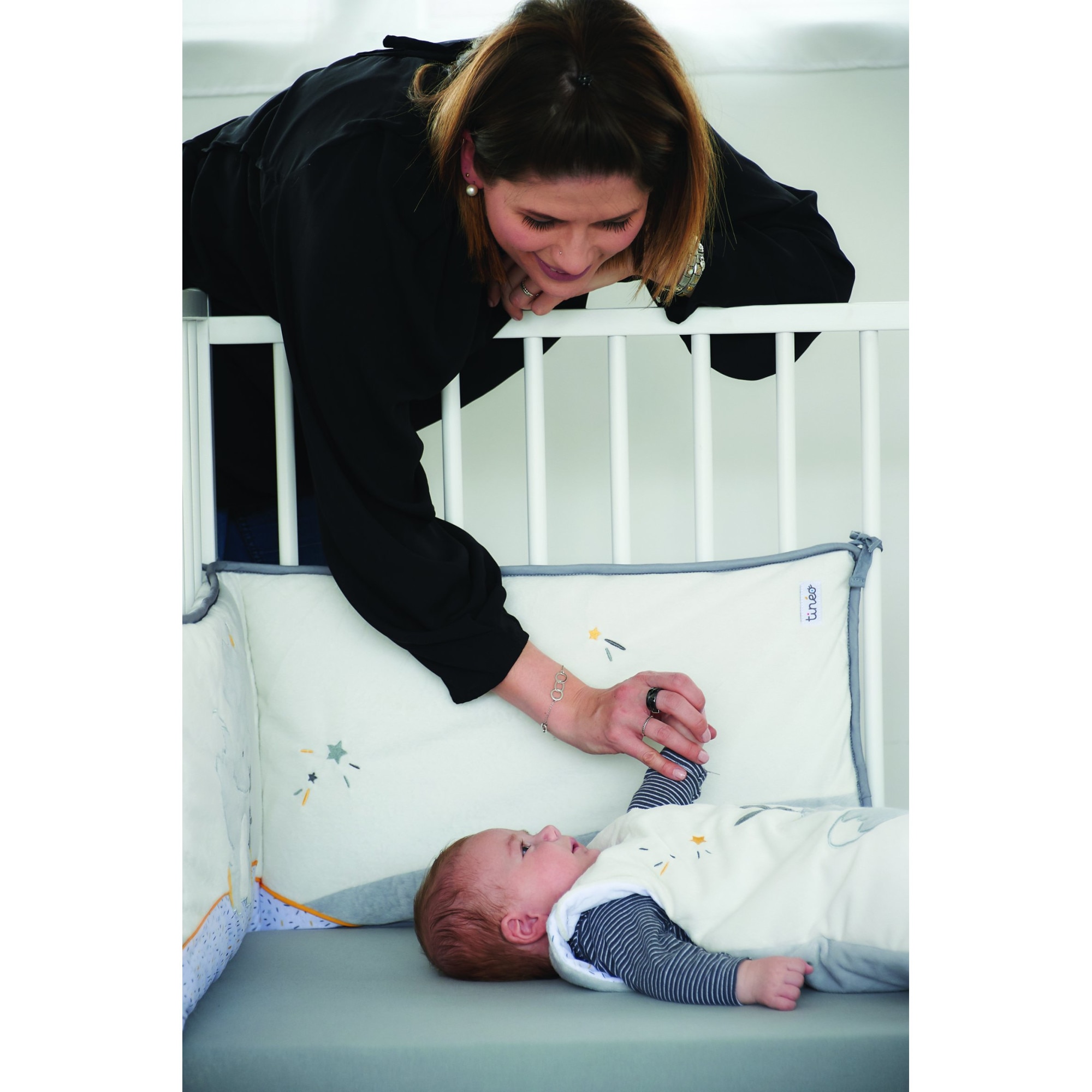 Tineo portable outlet crib