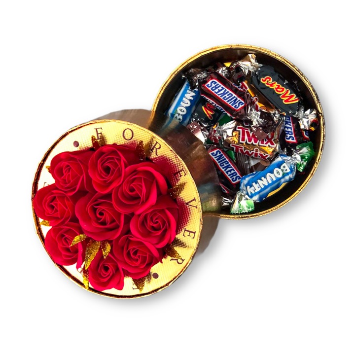 BoxEnjoy - arany búrás virágdoboz desszerttel - Szappanrózsa és Celebrations válogatás
