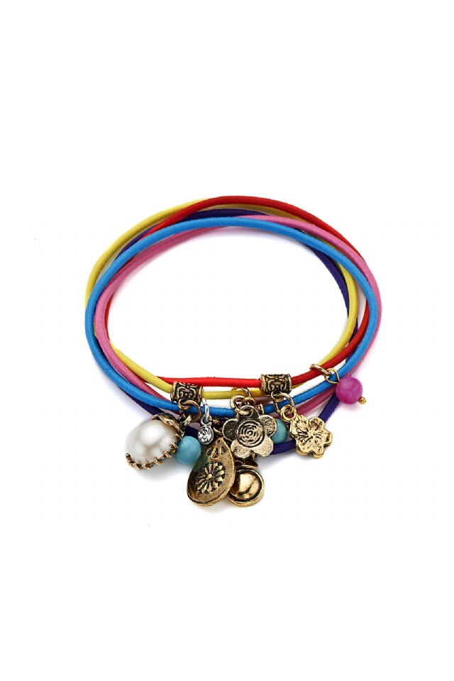 Bratara formata din 5 elastice multicolore pe care sunt insirate pandantive si margele