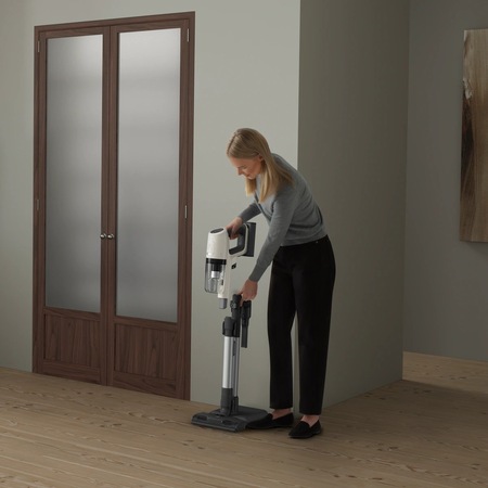 Aspirator vertical Electrolux Ultimate 800, 25,2 V, 150 AW, ecran LCD, 3 viteze + AUTO, 0,4 l, tub inox telescopic, 99,99% eficienta filtrare, autonomie 60 min, perie electrica cu LED, perie pentru saltele, stand incarcare pe podea, Alb