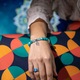 Női Sandrina karkötő, kézzel készített, Ezera, féldrágakövekből amazonit és morganit kövekből levélbájjal, 8mm-es gyöngyökkel, türkiz-fehér, 17-18cm