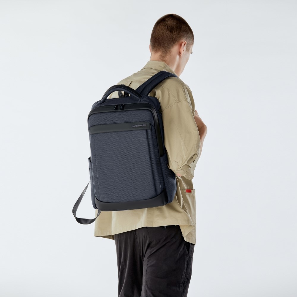 Rucsac laptop 15.6" business, impermeabil, cu orificiu pentru casti audio, Arctic Hunter, 45x30x11 cm, Negru