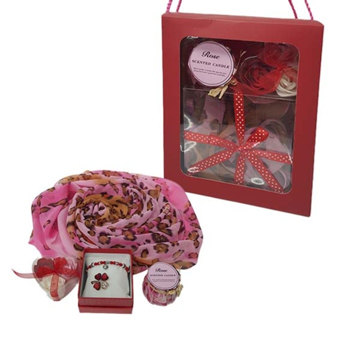 Set special, Womens's Day cu esarfa, martisor, lumanare parfumata si 3 trandafiri din sapun, roz