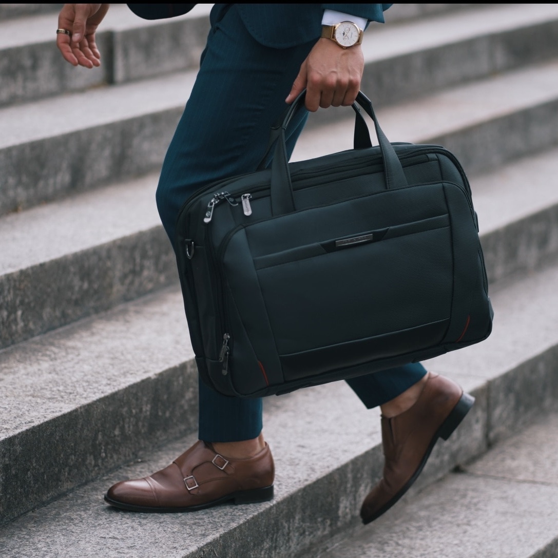 Geanta laptop, Zagatto Oxford, 17.3", 33x46x17.5 cm, Negru, Manere din piele ecologica, Buzunar Rfid Secure, Atasabila la troler, Impermeabila, Buzunar laptop captusit cu spuma antisoc, Multifunctionala, ZG133