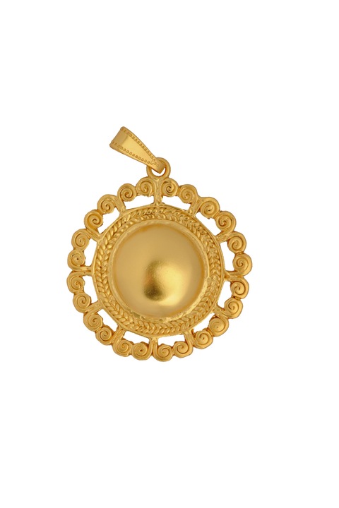 Pandantiv soare invelit cu pene de paun, cultura Tolima, placat cu aur de 24 K, lungime 4.45 cm