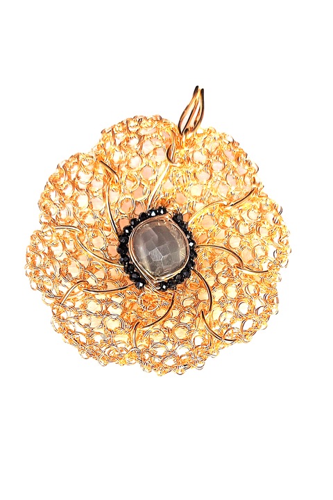 Pandantiv floare de vara cu fire crosetate si Piatra lunii si spinel negru, sarma de Gilt, Auriu, 4cm