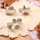Set 16 forme de prajituri La Cucina, Tematica Craciun, Inox, 5x1.5cm, Argintiu