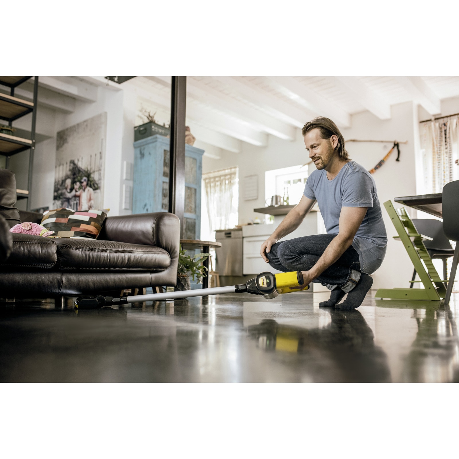 Aspirator vertical Karcher VC 6 Cordless ourFamily, 140W, 2 trepte de viteza , 25,2 V, 2,5 Ah, 800ml , perie activa, Filtru HEPA