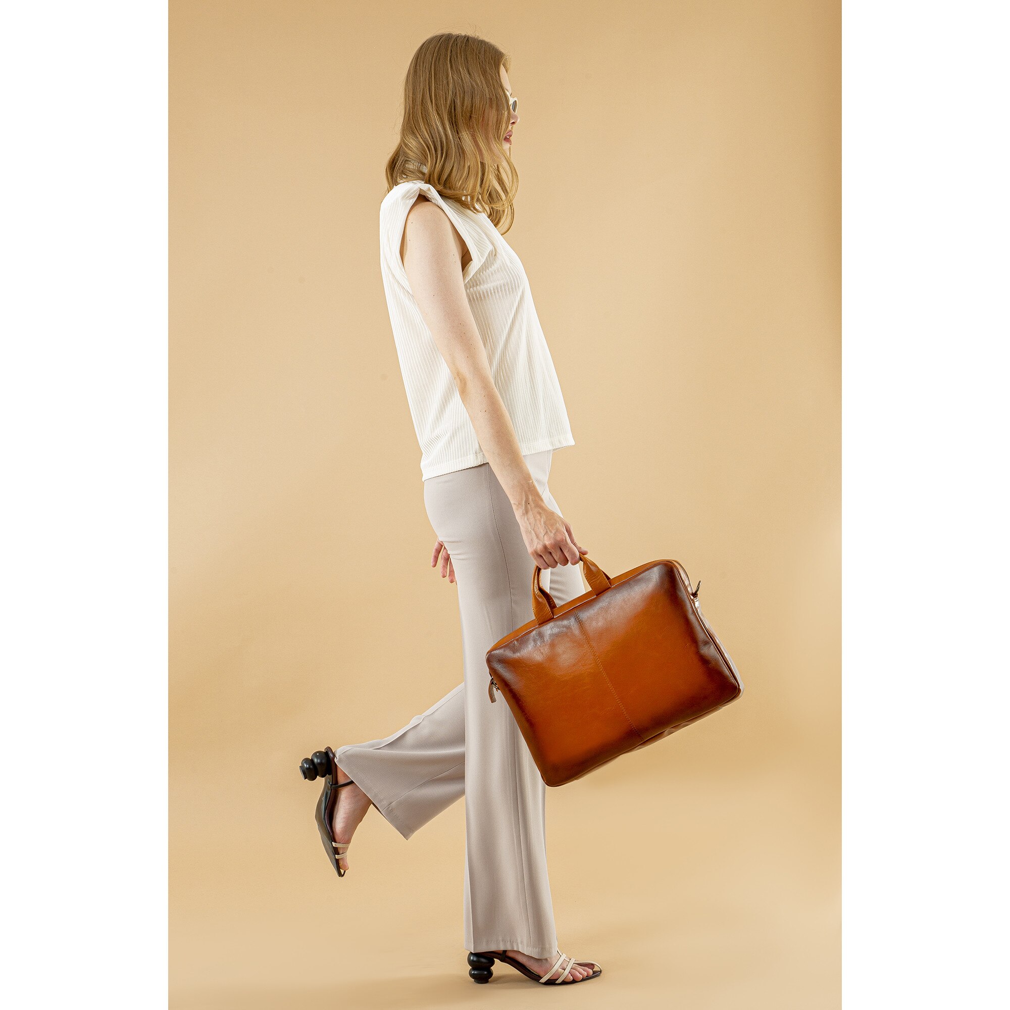 Geanta dimensiuni pana la 16 inch, MacBook Pro 16, MacBook Pro 15, iPad Pro 12.9 - Bouletta Apollo, piele moale naturala premium, cu manere si bareta de umar, Maro Burnished tan