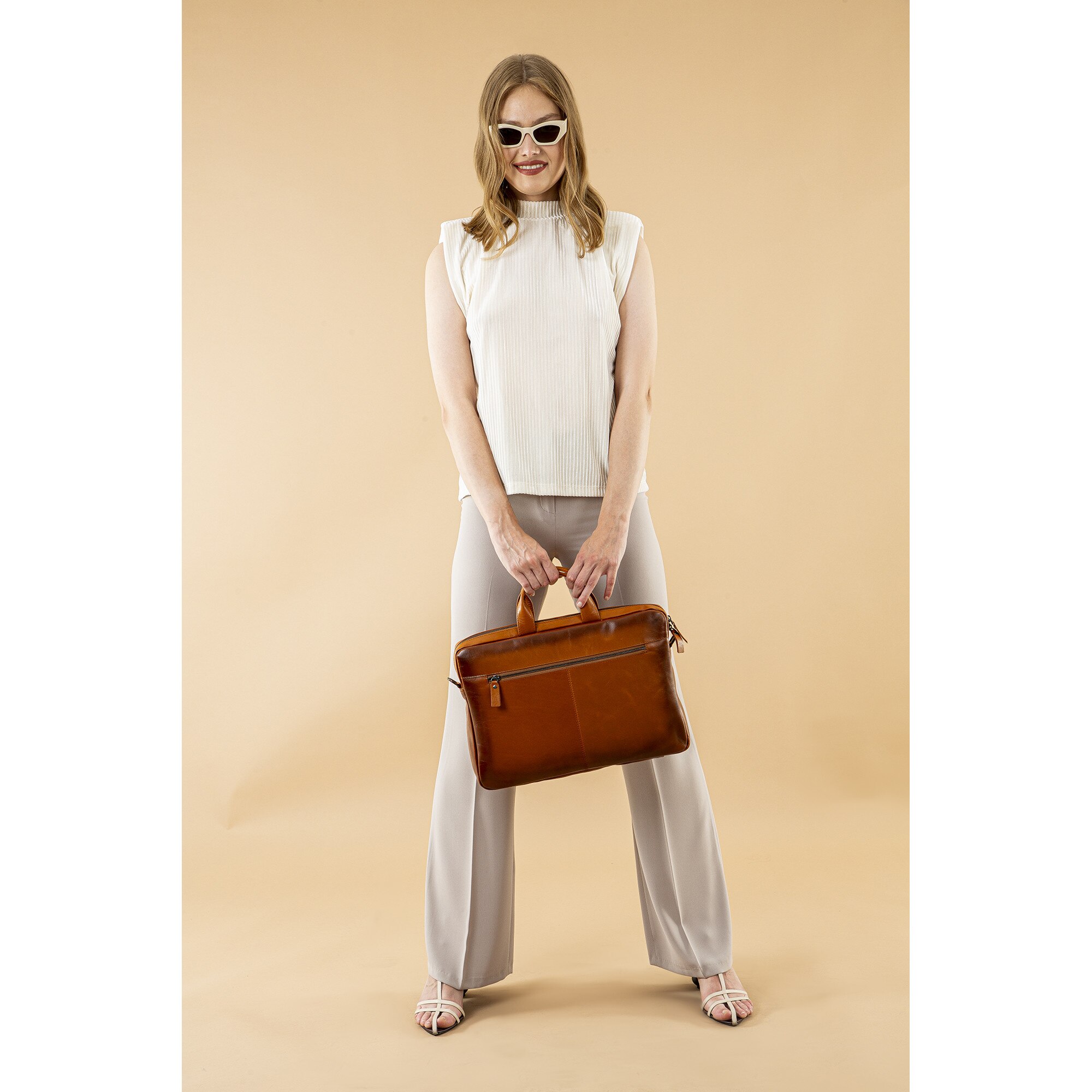 Geanta dimensiuni pana la 16 inch, MacBook Pro 16, MacBook Pro 15, iPad Pro 12.9 - Bouletta Apollo, piele moale naturala premium, cu manere si bareta de umar, Maro Burnished tan