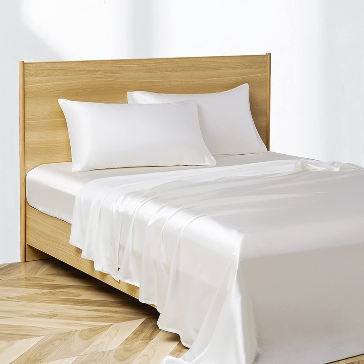 Сатенен комплект спално бельо и калъфка в подаръчна кутия, чаршаф с ластик, за матрак 140x200, бял