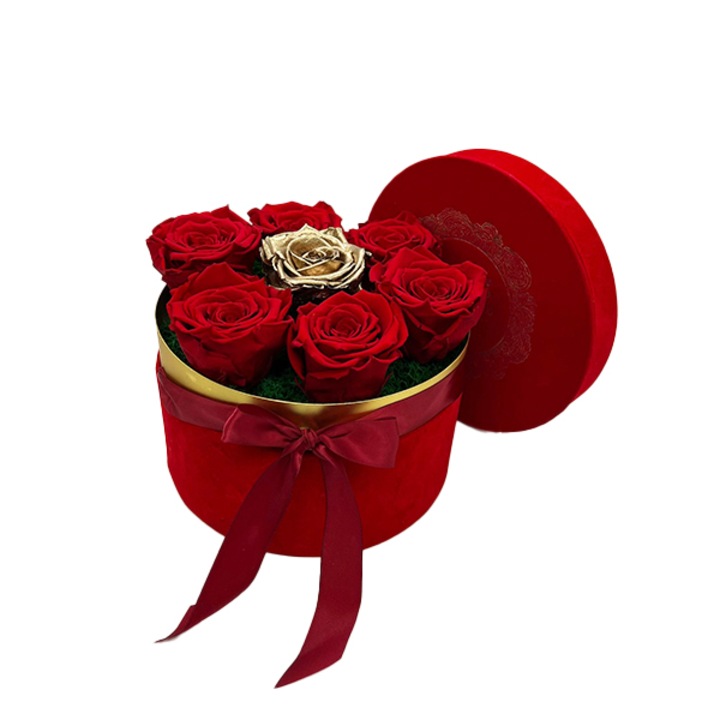 Aranjament floral cu 7 trandafiri criogenati, pe pat de licheni verzi, in cutie rotunda de catifea, rosu-gold