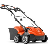 Scarificator electric Husqvarna S 138 C, putere 1600 W, latime lucru 37.5 cm, sac colector 45 l, reglaj central pe inaltime, functie scarificare si indepartare muschi vegetal