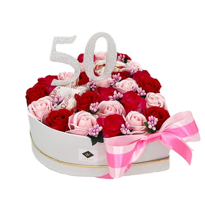 Aranjament floral personalizat cu cifra 50, cutie alba in forma de inima cu trandafiri de sapun, rosu/roz, 10x25 cm