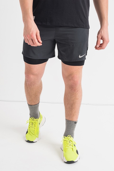 Nike, Pantaloni scurti cu buzunare laterale si tehnologie Dri-Fit pentru alergare Stride, Negru