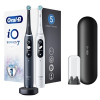 Set 2 x Periuta de dinti electrica Oral-B iO7 cu Tehnologie Magnetica si Micro-Vibratii, Inteligenta artificiala, Display led interactiv, Senzor de presiune Smart, Timer vizibil, 5 moduri, 1 incarcator magnetic, 1 Trusa de calatorie, Negru/Alb