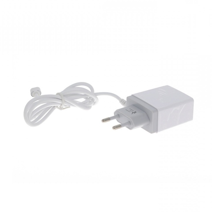 Мрежово зарядно устройство, съвместимо с Apple, с 3x USB порта и включен неразглобяем кабел Lightning, 100V - 240V, 5.1A, бял