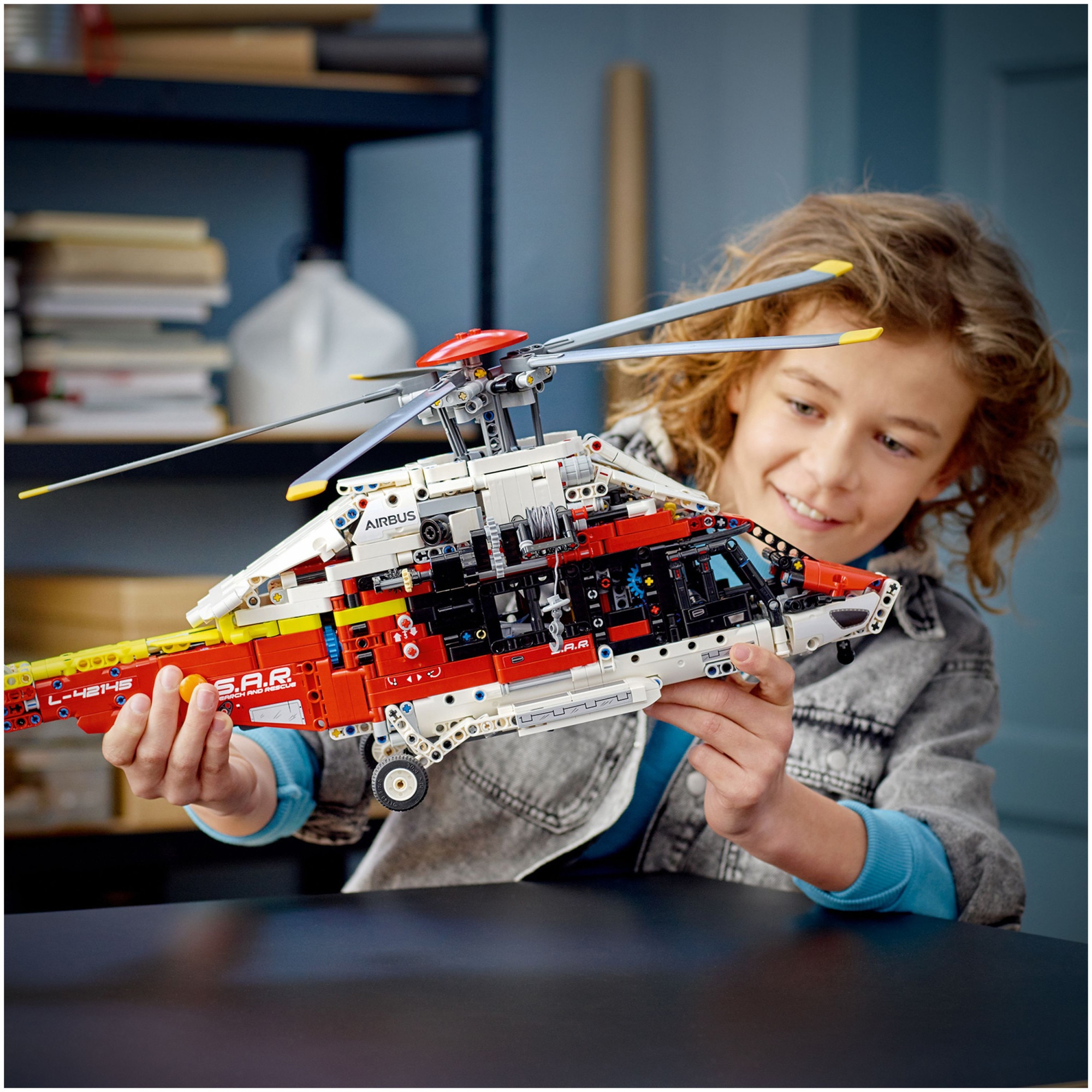 LEGO® Technic - Elicopter de salvare Airbus H175 42145, 2001 piese