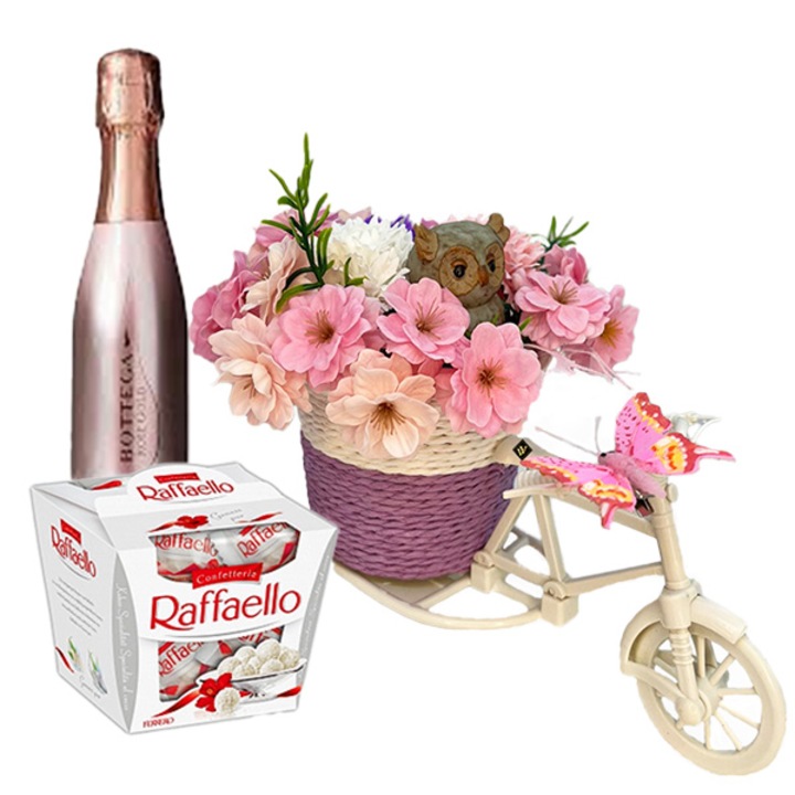 Set, aranjament floral in cosulet pe suport de bicicleta, Bottega si Praline Raffaello, roz, 23 x 17 cm