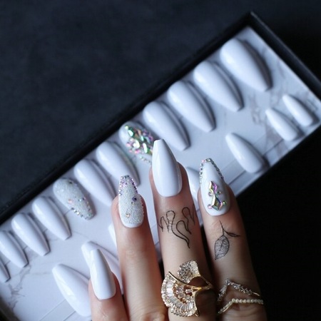 Set 24 unghii false autoadezive CLASStitude, tip press ON, tipsuri balerina cu adeziv abtibild inclus, model pentru mirese, glossy White cu strasuri