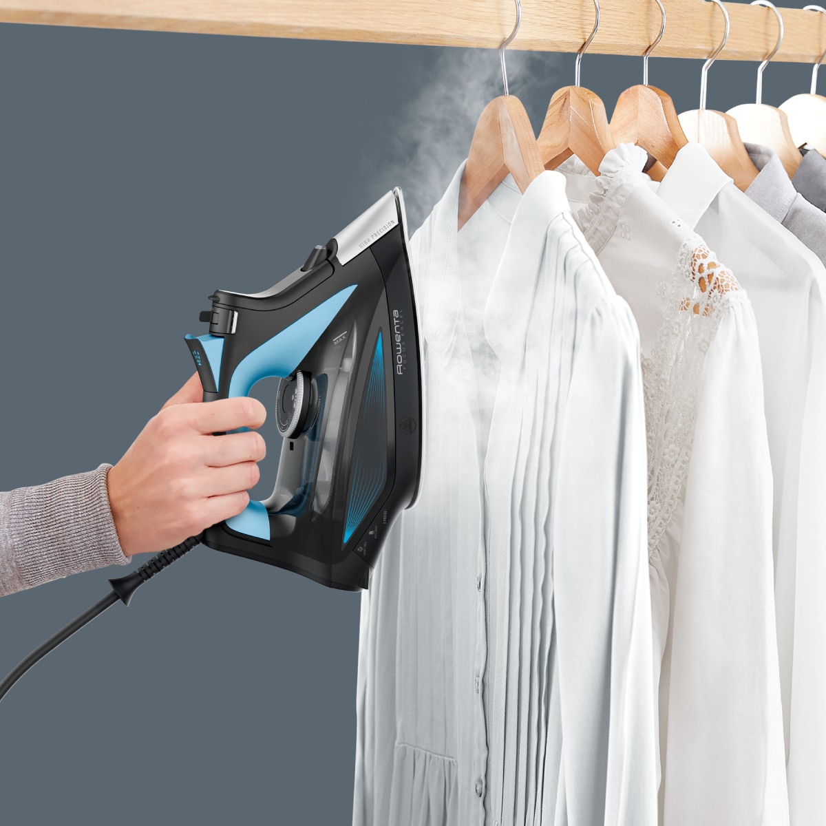 Fier de calcat cu abur Rowenta Focus Excel DW5310D1, 2700 W, abur 45/min, jet de abur 180 g/min, talpa Microsteam 400, Mod Eco, varf profilat, abur vertical, sistem antipicurare, functie anticalcar, negru & albastru