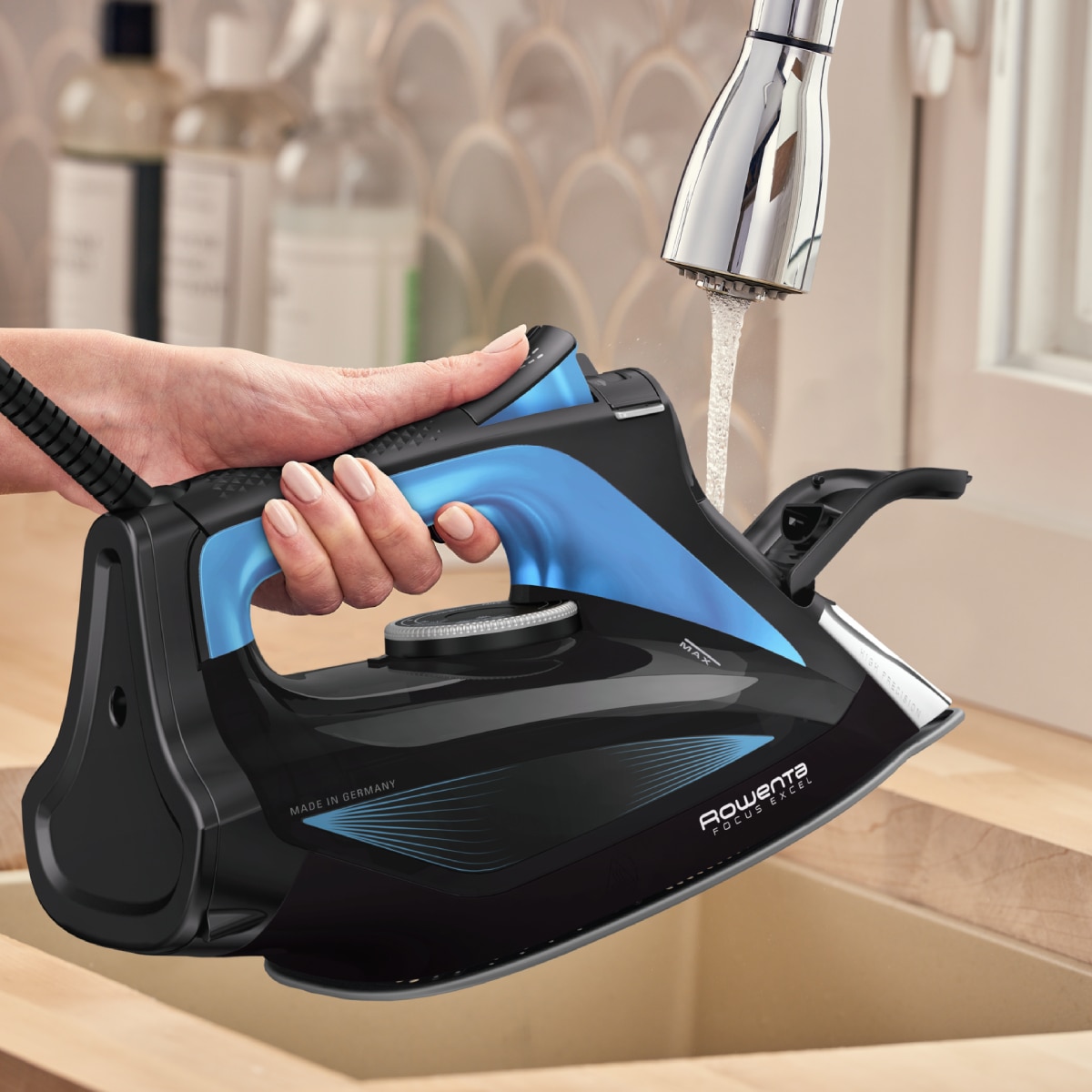 Fier de calcat cu abur Rowenta Focus Excel DW5310D1, 2700 W, abur 45/min, jet de abur 180 g/min, talpa Microsteam 400, Mod Eco, varf profilat, abur vertical, sistem antipicurare, functie anticalcar, negru & albastru