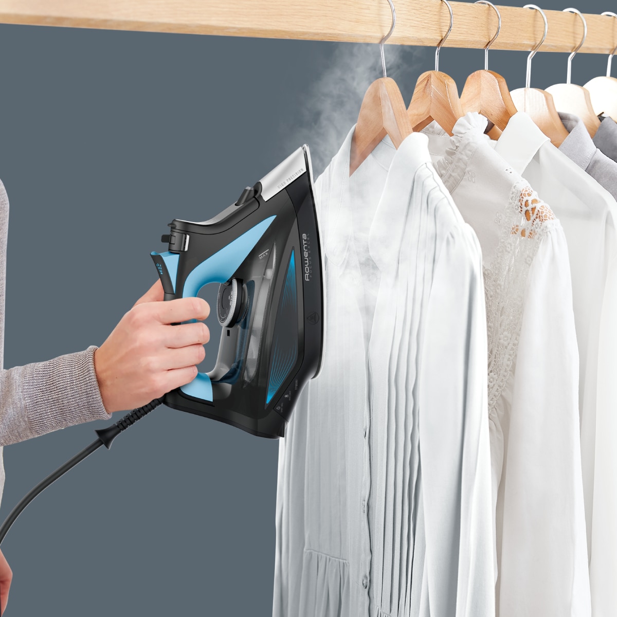 Fier de calcat cu abur Rowenta Focus Excel DW5310D1, 2700 W, abur 45/min, jet de abur 180 g/min, talpa Microsteam 400, Mod Eco, varf profilat, abur vertical, sistem antipicurare, functie anticalcar, negru & albastru