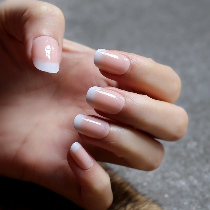 Set 24 unghii false adezive tip press ON, tipsuri rotunjite fara adeziv inclus, model natural glossy French Bej Alb