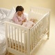Patut co-sleeping 120x60 cu laterala culisanta total si roti Treppy Dreamy Plus, integral din lemn masiv fag, reglabil pe 5 nivele, include sistem de ancorare, culoare alb