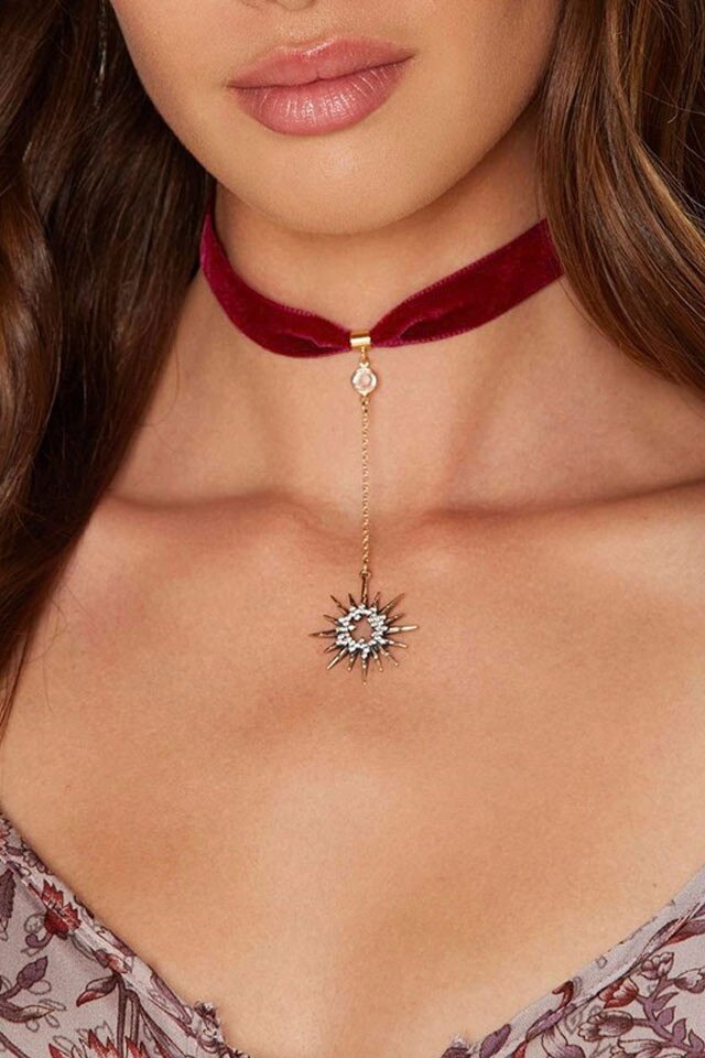 Enroll Two degrees Apt Colier choker statement, cu medalion soare pe lant lung Rosu - eMAG.ro