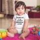 Body bebe personalizat cu mesaj "Parintii mei n-au respectat distantarea sociala", alb, 100% bumbac, 12-18 luni