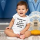 Body bebe personalizat cu mesaj "Parintii mei n-au respectat distantarea sociala", alb, 100% bumbac, 12-18 luni