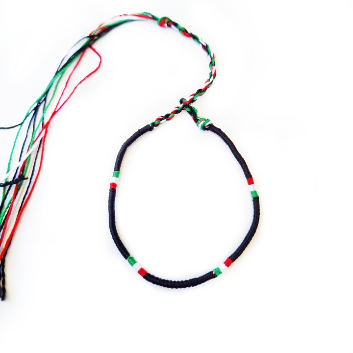 Bratara textil reglabila, pentru mana din matase, neagra cu insertii de alb, rosu, verde