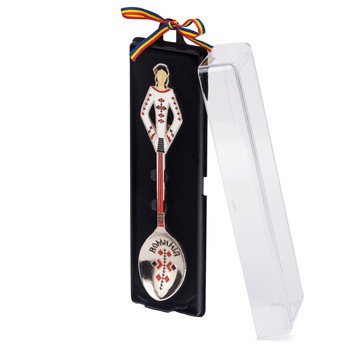 Lingurita, fata in costum popular Lingurita, fata in costum popular