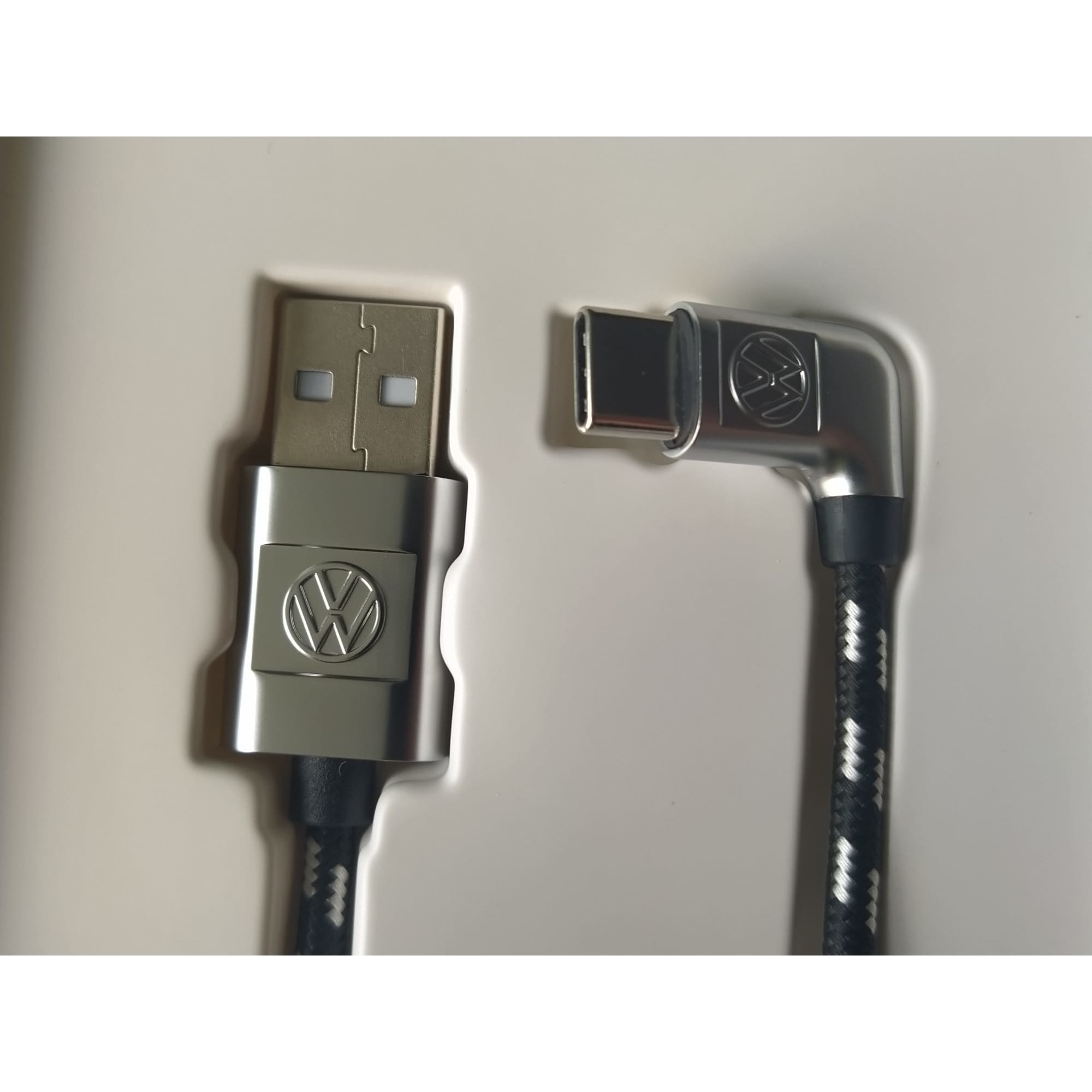 Volkswagen 000051446AD Anschlusskabel Datenkabel Ladekabel Verbindungskabel  USB-C auf USB-C Premium Kabel 30 cm, mit VW Logo, Silber: :  Elektronik & Foto