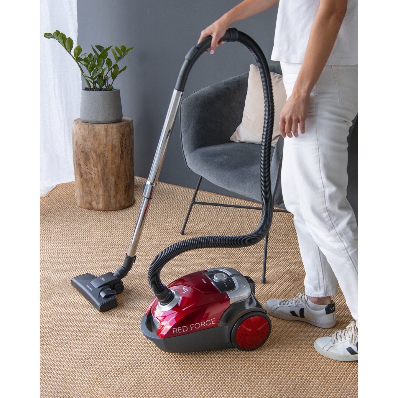 Aspirator cu sac, Red Force ΑC 1108, Cu filtru HEPA lavabil, sac de 4Lt capacitate sac si indicator de schimbare