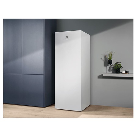 Congelator Electrolux LUT1AE32W, 214 l, 5 rafturi, Clasa E, Alarma luminoasa, Usa reversibila, H 155 cm, Alb
