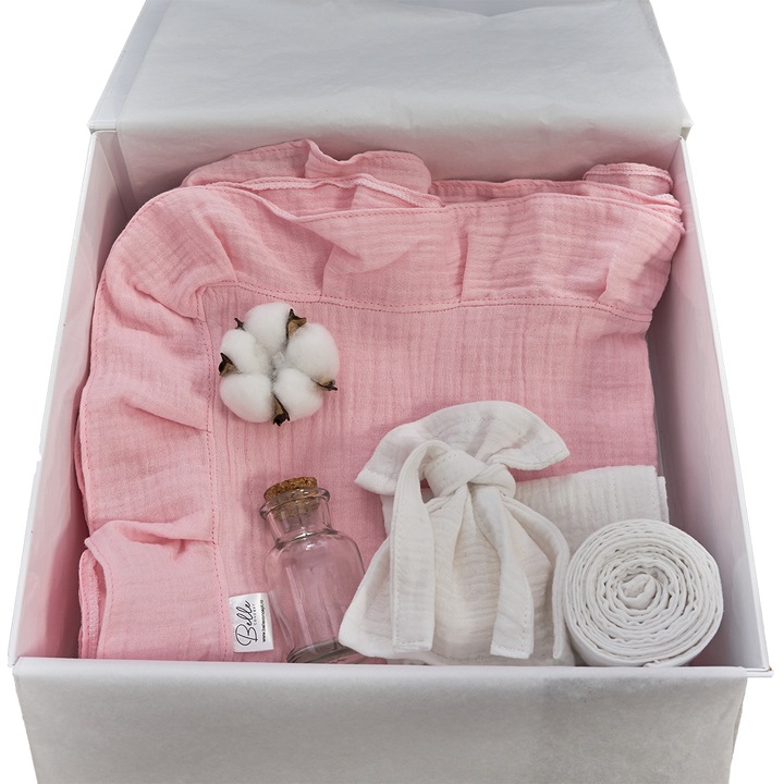 Trusou Botez Fetita din Muselina Alb si Paturica Roz cu Volanas, 7 Piese